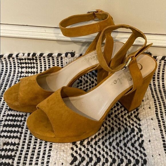 Callisto California Yellow Sandals 8.5 - Picture 2 of 16